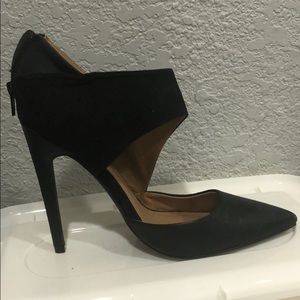 Pointed Black Pumps with Suede Details